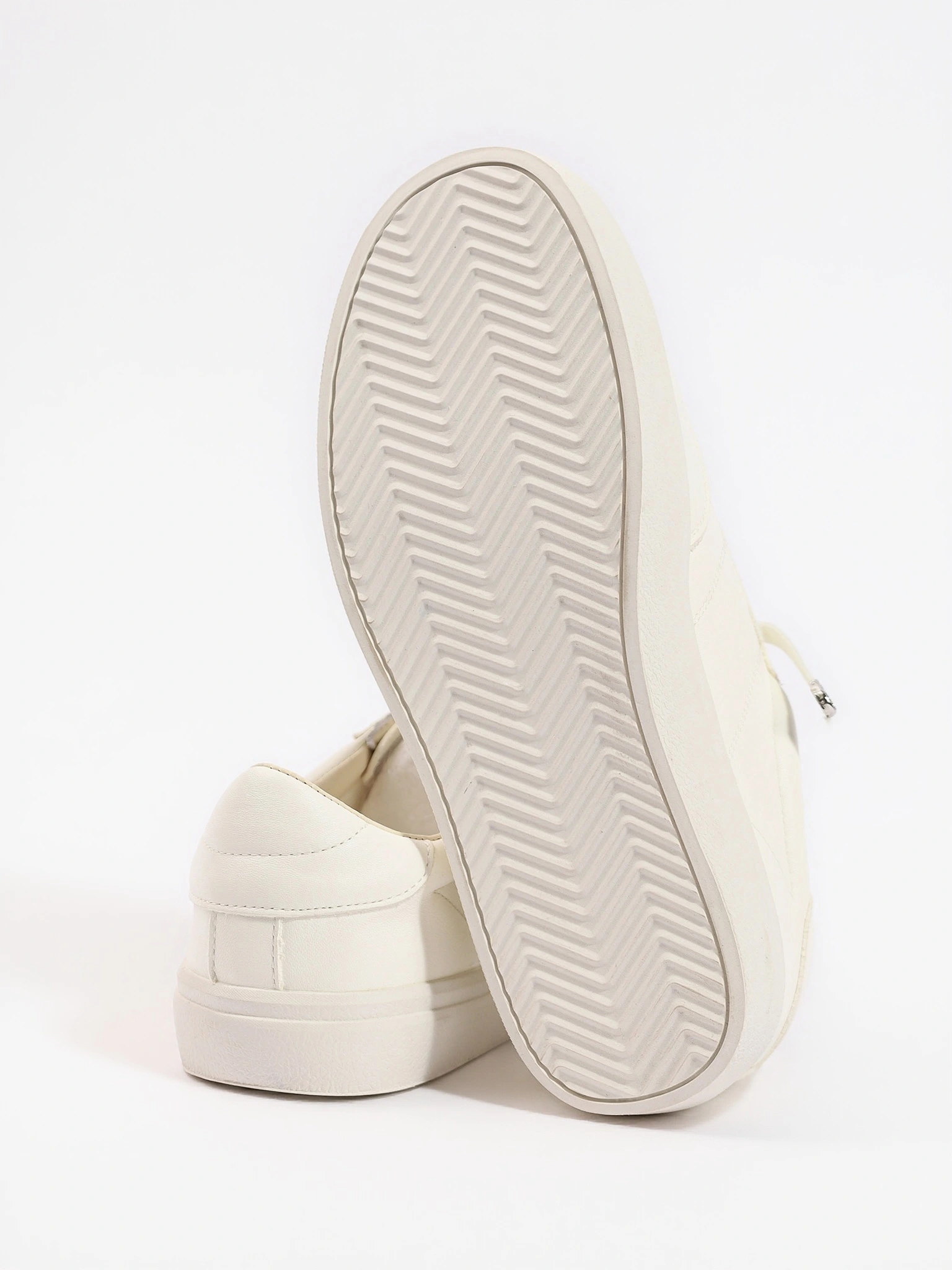 Кеды белого цвета на низкой подошве